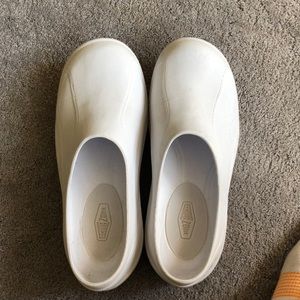 Size 9 scrubzone nursing shoes